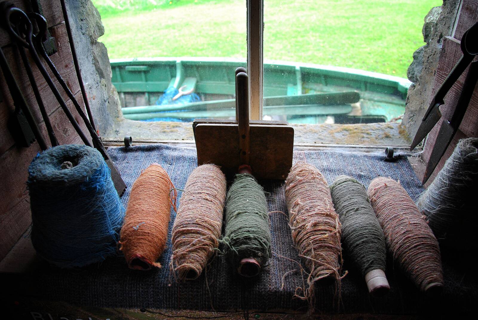 snàth · dyed wool