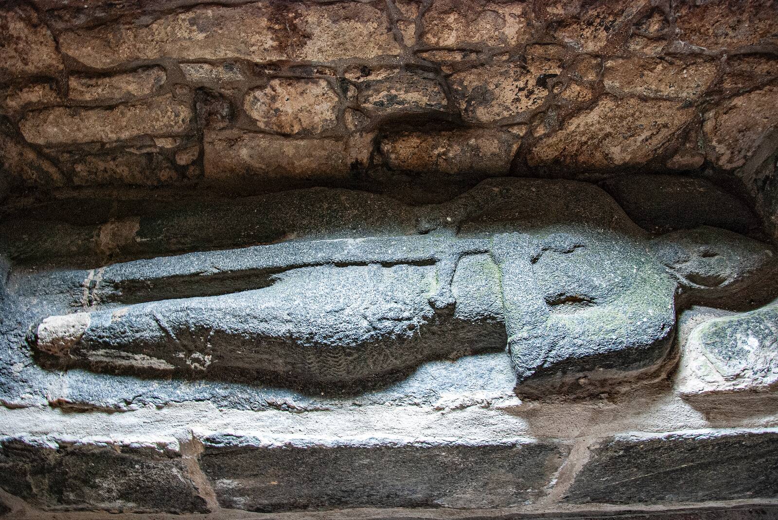 an ìomhaigh · the effigy